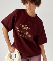 Футболка вільного фасону з вишитими написами