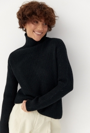 В'язаний гольф у рубчик В'язаний гольф у рубчик