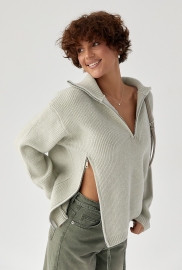 В'язана жіноча кофта з блискавками В'язана жіноча кофта з блискавками