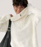 Тепла кофта в рубчик із блискавкою на комірі