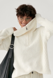 Тепла кофта в рубчик із блискавкою на комірі