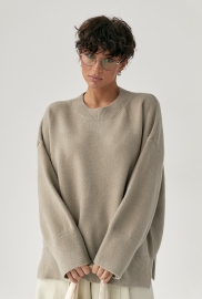 Вільний в'язаний джемпер із розрізами