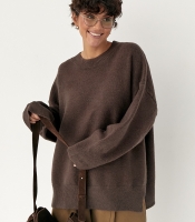 Вільний в'язаний джемпер із розрізами