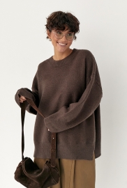 Вільний в'язаний джемпер із розрізами