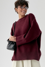 Вільний в'язаний джемпер із розрізами