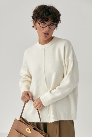 В'язана вільна кофта з декоративним швом В'язана вільна кофта з декоративним швом