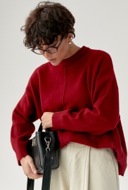 В'язана вільна кофта з декоративним швом