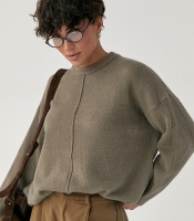 В'язана вільна кофта з декоративним швом