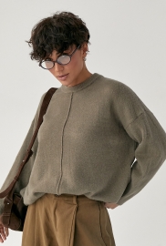 В'язана вільна кофта з декоративним швом В'язана вільна кофта з декоративним швом