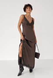 Сатинова сукня на бретелях із мереживом