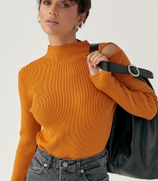 Гольф у рубчик з вирізами на плечі