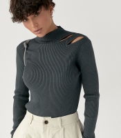 Гольф у рубчик з вирізами на плечі