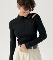 Гольф у рубчик з вирізами на плечі