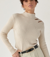 Гольф у рубчик з вирізами на плечі