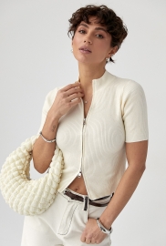 Однотонна футболка в рубчик на блискавці