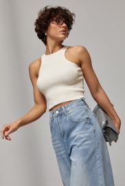 В'язана коротка майка в рубчик В'язана коротка майка в рубчик