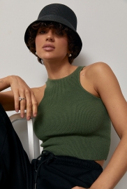 В'язана коротка майка в рубчик В'язана коротка майка в рубчик