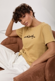 Однотонна футболка з вишитим написом