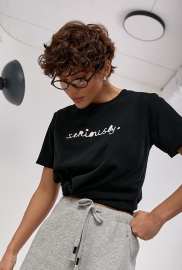 Однотонна футболка з вишитим написом