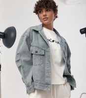 Джинсова жіноча куртка з накладними кишенями