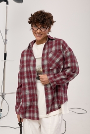 Вільна сорочка в клітинку з написом на спині