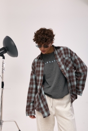 Вільна сорочка в клітинку з написом на спині