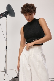 В'язана майка з високою горловиною і розрізом на талії