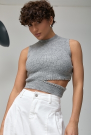 В'язана майка з високою горловиною і розрізом на талії