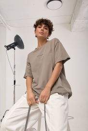 Однотонна футболка з написом вільного фасону Однотонна футболка з написом вільного фасону