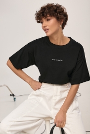 Однотонна футболка з написом вільного фасону Однотонна футболка з написом вільного фасону