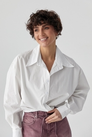 Широка класична сорочка на ґудзиках