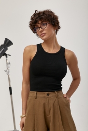 Приталена однотонна майка в рубчик