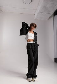 Спортивний костюм з коротким худі та прямими штанами Спортивний костюм з коротким худі та прямими штанами