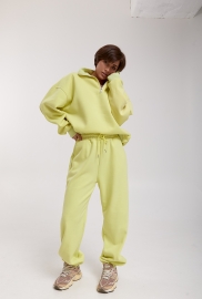 Теплий спортивний костюм зі світшотом на блискавці та джогерами Теплий спортивний костюм зі світшотом на блискавці та джогерами