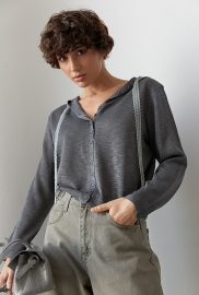 Легкий в'язаний кардиган на ґудзиках із капюшоном