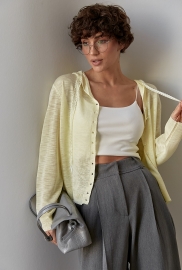 Легкий в'язаний кардиган на ґудзиках із капюшоном