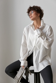 Однотонна класична сорочка з напівкруглим низом