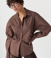 Класична однотонна сорочка з елегантними ґудзиками