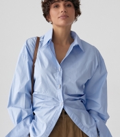 Класична однотонна сорочка з елегантними ґудзиками