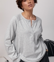 Вільний лонгслів із ґудзиками на горловині