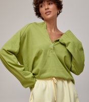 Вільний лонгслів із ґудзиками на горловині