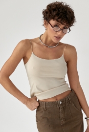 Однотонна майка на тонких бретелях Однотонна майка на тонких бретелях