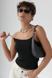 Однотонна майка на тонких бретелях Однотонна майка на тонких бретелях