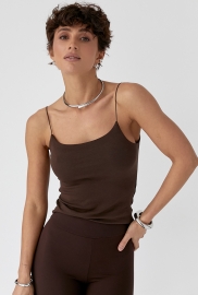 Однотонна майка на тонких бретелях Однотонна майка на тонких бретелях