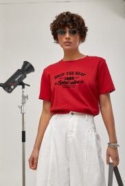 Жіноча футболка з оксамитовим написом Жіноча футболка з оксамитовим написом