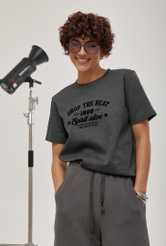 Жіноча футболка з оксамитовим написом Жіноча футболка з оксамитовим написом