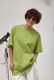 Однотонна футболка вільного фасону з протертими краями Однотонна футболка вільного фасону з протертими краями