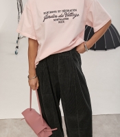 Вільна однотонна футболка з вишитими написами