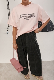 Вільна однотонна футболка з вишитими написами