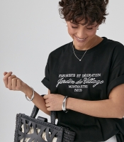 Вільна однотонна футболка з вишитими написами